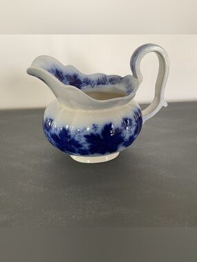Antique Arthur Percy Vinranka Gefle Swedish Flow Blue Gravy Boat, Circa 	1930s